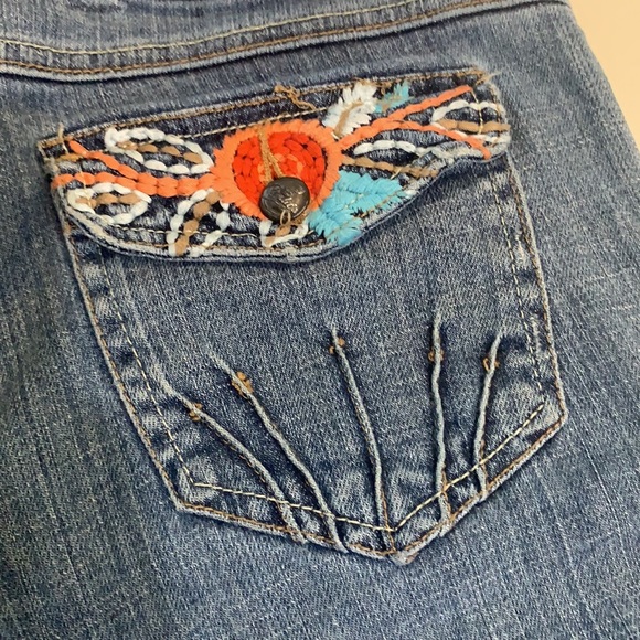 Candie’s Boho Embroidered Capri Jeans - Picture 7 of 9